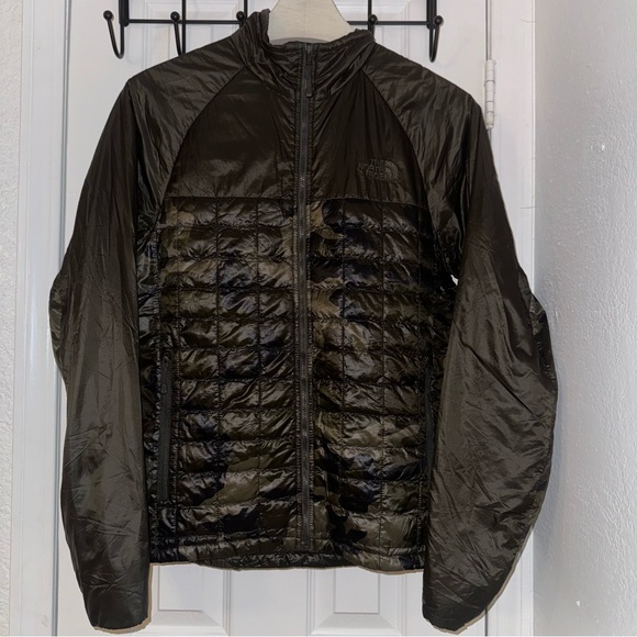 North Face Jacket Camo Print - Picture 2 of 4